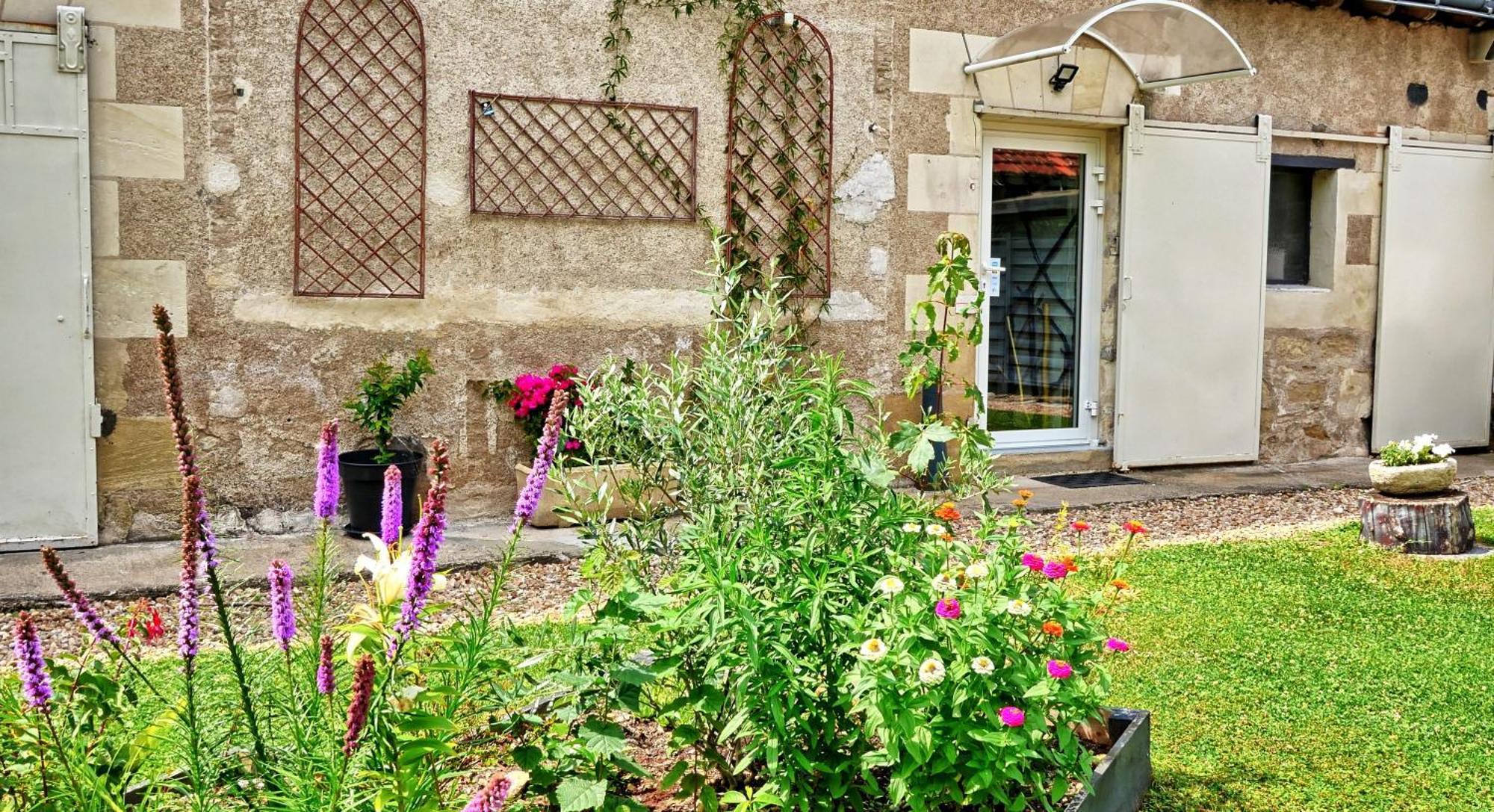 Отель A 2 Pas D Azay Neuil Экстерьер фото